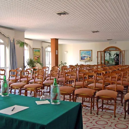 Lido Mediterranee فندق تاورمينا